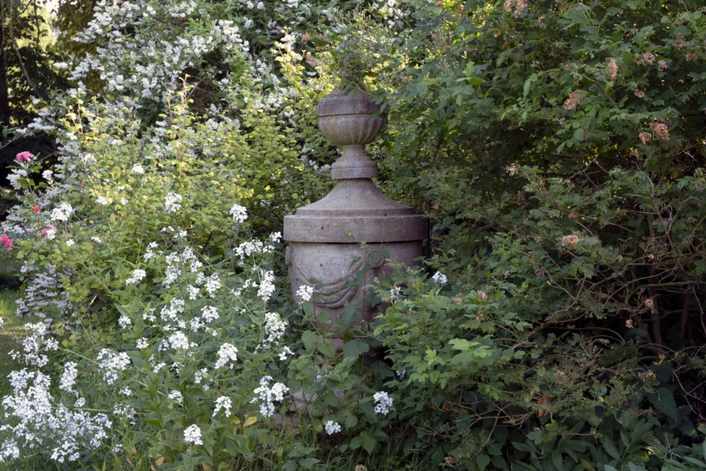 Pot à feu ornemental entouré de fleurs et de rosiers pour un esprit romantique