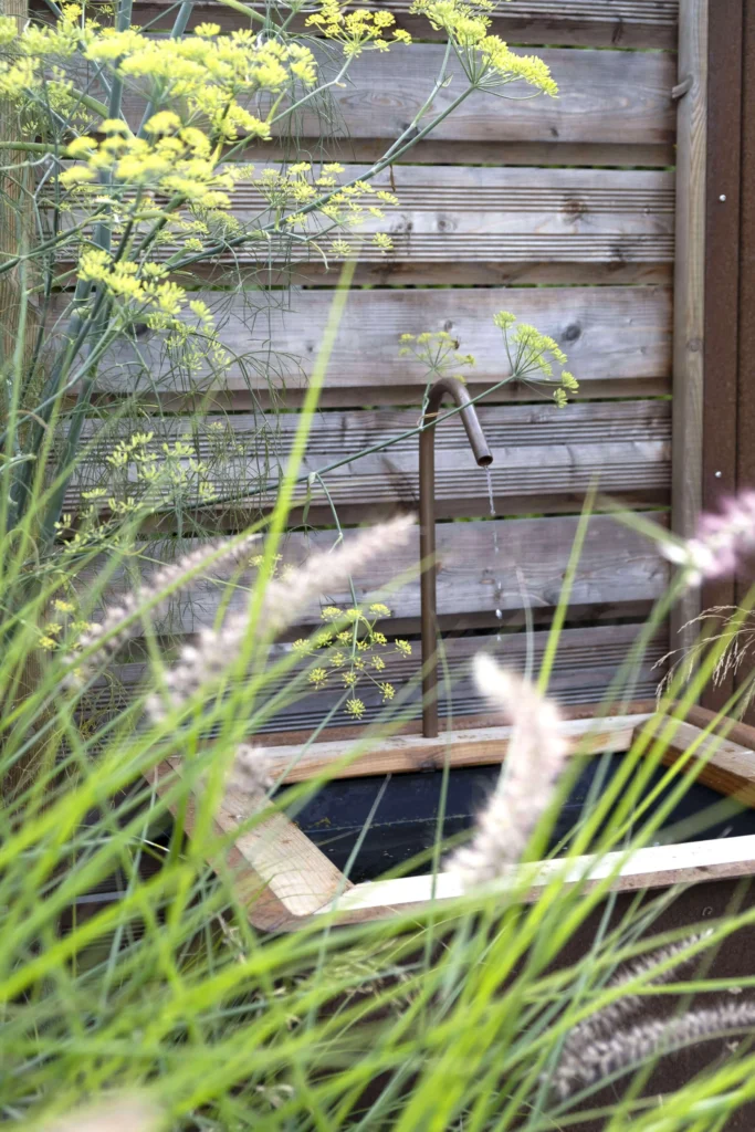 Prairie chic avec fontaine et graminées